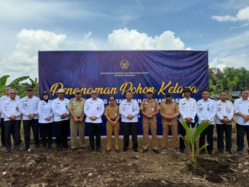 Foto bersama usai penanaman bibit kelapa secara serentak di Kelurahan Kalampangan. Foto: Istimewa