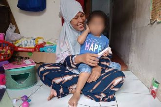 Seorang ibu bersama anaknya di Kabupaten Banjar. Kasus stunting masih menjadi pekerjaan rumah serius meski anggaran penanganan terus bertambah. Foto: Rifai/Lenterakalimantan.com
