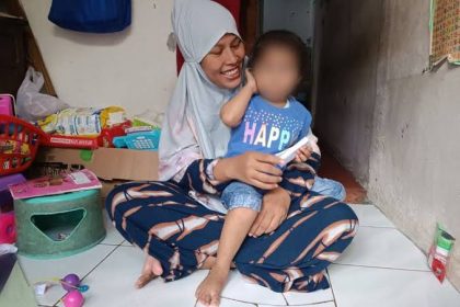 Seorang ibu bersama anaknya di Kabupaten Banjar. Kasus stunting masih menjadi pekerjaan rumah serius meski anggaran penanganan terus bertambah. Foto: Rifai/Lenterakalimantan.com