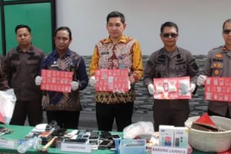 Wakapolres Banjar Kompol Faisal Amri Nasution bersama Kajari Banjar Dr. Musafir Menca dan jajaran saat memusnahkan barang bukti di halaman Kantor Kejari Banjar, Rabu (11/9/2025). Foto: Polres Banjar