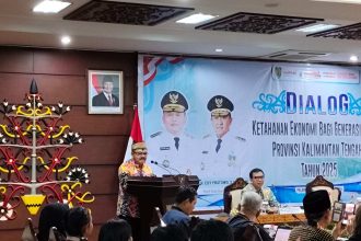 Plt Asisten I, Herson B Aden, mewakili Plt. Sekda Kalteng, saat menyampaikan sambutan. Foto: Antonius Sepriyono/lenterakalimantan.com