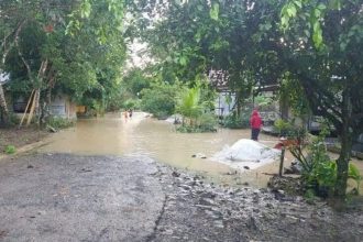 Genangan air menutupi jalan desa di Kabupaten Banjar setelah hujan deras, Kamis (11/9/2025) pagi. Debit Sungai Riam Kiwa yang meningkat membuat warga waspada potensi banjir. Foto: Istimewa