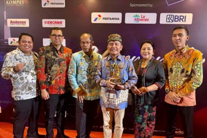 Foto bersama Gubernur Kalteng usai dianugerahi penghargaan dalam kategori Apresiasi Daerah Peduli Layanan Kesehatan dan Pemenuhan Gizi Anak 2025. Foto: Istimewa