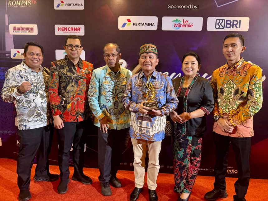 Foto bersama Gubernur Kalteng usai dianugerahi penghargaan dalam kategori Apresiasi Daerah Peduli Layanan Kesehatan dan Pemenuhan Gizi Anak 2025. Foto: Istimewa