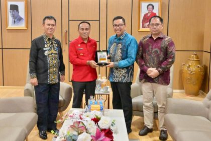 Foto bersama Plt Sekda Kalteng Leonard S Ampung, usai bertemu dengan Wagub Kalbar, Krisantus Kurniawan di Kantor Gubernur Kalbar. Foto: Istimewa