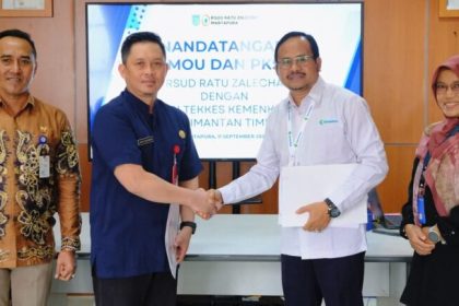 Direktur RSUD Ratu Zalecha Martapura Arief Rachman bersama Direktur Poltekkes Kemenkes Kaltim Dr. Parellangi menandatangani MoU kerja sama pengembangan SDM kesehatan, Kamis (11/9/2025). Foto: Istimewa