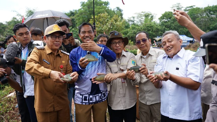 Pj Sekda Banjar H Ikhwansyah (tengah) bersama jajaran Pemkab Banjar dan DKPP memperlihatkan hasil panen ikan papuyu di Desa Karang Intan, Senin (15/9/2025) pagi. Humas Banjar
