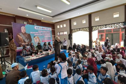 Keterangan foto: Bunda PAUD Banjar Hj. Nurgita Tiyas saat mendongeng di hadapan anak-anak PAUD, Senin (15/9/2025). Foto: Humas Banjar