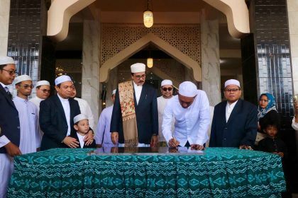 Bupati Banjar H Saidi Mansyur bersama Habib Ibrahim bin Muhammad Ba’bud menandatangani prasasti peresmian Musala Putri Ponpes Al-Mursyidul Amin, Gambut, Senin (15/9/2025). Foto: Humas Banjar