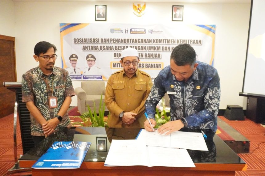 Wakil Bupati Banjar Habib Idrus Al Habsyi menyaksikan penandatanganan nota kesepahaman kemitraan antara PT Banua Multi Guna dan UMKM DAC Cemilan pada acara Sosialisasi dan Penandatanganan Komitmen Kemitraan di Hotel Roditha Banjarbaru, Senin (15/9/2025). Foto: Humas Banjar