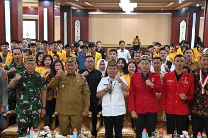 Foto bersama usai pelantikan pengurus Dewan Pimpinan Daerah (DPD) Gerakan Mahasiswa Nasional Indonesia (GMNI) Kalimantan Tengah periode 2025–2027 di Aula Jayang Tingang. Foto: Antonius Sepriyono/lenterakalimantan.com
