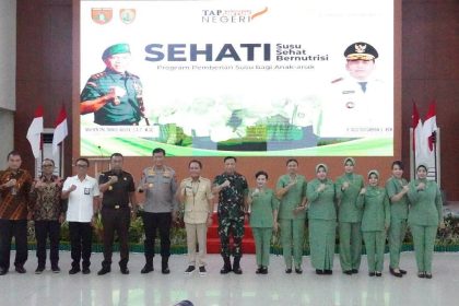 Foto bersama di Aula Berkah Kodam XXII/Tambun Bungai usai pembukaan rangkaian kegiatan bakti sosial yang digelar untuk memperingati HUT ke-80 TNI. Foto: Antonius Sepriyono/lenterakalimantan.com
