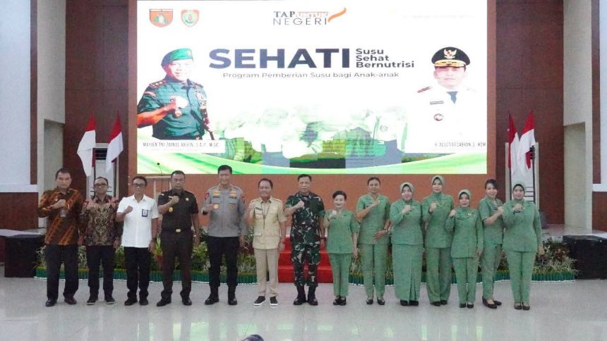 Foto bersama di Aula Berkah Kodam XXII/Tambun Bungai usai pembukaan rangkaian kegiatan bakti sosial yang digelar untuk memperingati HUT ke-80 TNI. Foto: Antonius Sepriyono/lenterakalimantan.com