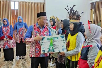Bupati Tabalong, H Muhammad Noor Rifani menyerahkan secara simbolis hadiah kepada kader yang meraih juara lomba pada Jambore. Foto: JM