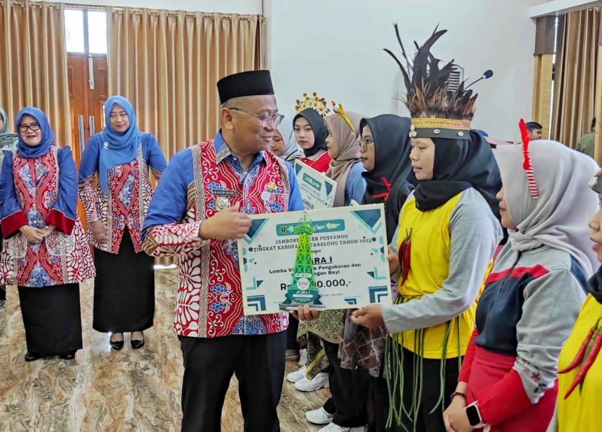 Bupati Tabalong, H Muhammad Noor Rifani menyerahkan secara simbolis hadiah kepada kader yang meraih juara lomba pada Jambore. Foto: JM