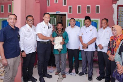 Bersama Menko AHY Serahkan Sertipikat Tanah untuk Rakyat di Bengkulu, Wamen Ossy Apresiasi Peran Pemerintah Daerah