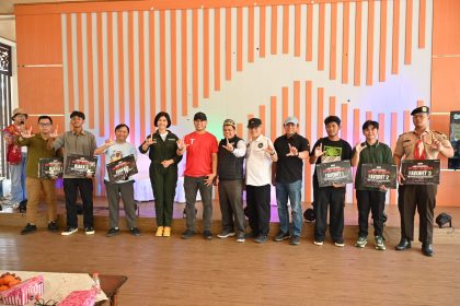 Foto bersama usai pembukaan Lomba Foto dan Reels Instagram bertajuk Capture The Nature dengan tema Pesona Hutan Kota Nyaru Menteng Berkah. Foto: Antonius Sepriyono/lenterakalimantan.com