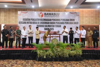 Plt Asisten Pemerintahan dan Kesejahteraan Rakyat, Herson B Aden saat memukul gong sebagai tanda dibukanya kegiatan Penguatan Kelembagaan sebagai upaya memperkokoh peran pengawas pemilu dalam menjaga demokrasi. Foto: Antonius Sepriyono/lenterakalimantan.com