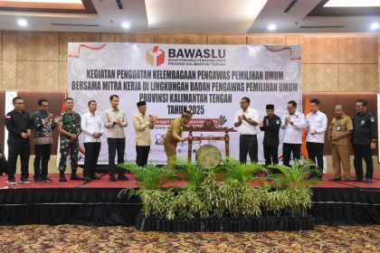 Plt Asisten Pemerintahan dan Kesejahteraan Rakyat, Herson B Aden saat memukul gong sebagai tanda dibukanya kegiatan Penguatan Kelembagaan sebagai upaya memperkokoh peran pengawas pemilu dalam menjaga demokrasi. Foto: Antonius Sepriyono/lenterakalimantan.com