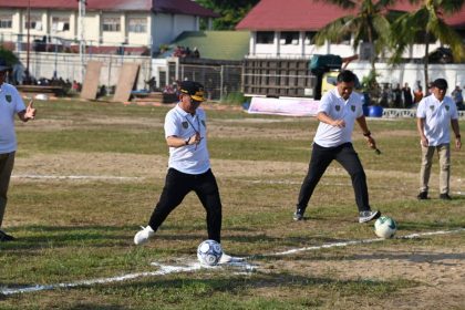 Tendangan kick-off oleh Gubernur Kalimantan Tengah Agustiar Sabran saat membuka babak penyisihan turnamen sepakbola Gubernur Cup 2025 Zona Timur di Stadion Batuah, Buntok. Foto: Istimewa