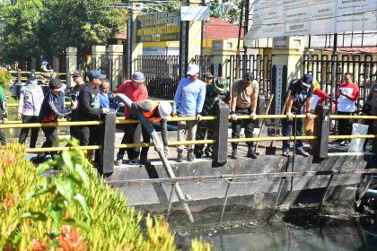 Tinjau Aksi Bersih Sungai, Wali Kota dan TNI-Polri Peringati HUT ke-499 Banjarmasin dan TNI ke-80. Foto : MC Banjarmasin