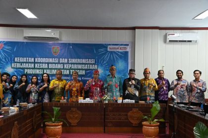 Foto bersama di kegiatan Rapat Koordinasi Sinkronisasi Kebijakan Bidang Kepariwisataan Kalimantan Tengah di Ruang Rapat Bajakah, Kantor Gubernur Kalteng. Foto: Istimewa