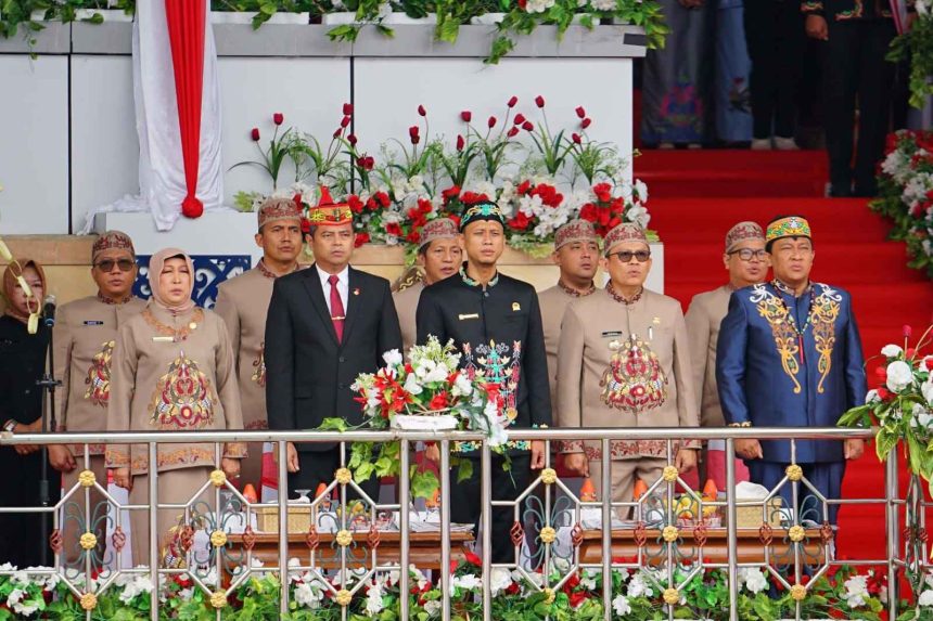 Ketua DPRD Barito Utara, Hj Mery Rukaini, bersama para anggota dewan lainnya, mengikuti upacara peringatan Hari Ulang Tahun (HUT) Ke-75 Barito Utara yang berlangsung di Arena Terbuka Tiara Batara, Muara Teweh, Senin (30/6/2025). Foto: DPRD Barito Utara