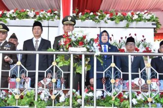 Ketua DPRD Barito Utara, Hj Mery Rukaini, beserta anggota dewan lainnya, menghadiri upacara peringatan Hari Ulang Tahun (HUT) Ke-79 Bhayangkara yang dilaksanakan di Arena Tiara Batara Muara Teweh, Selasa (1/7/2025). Foto: Istimewa