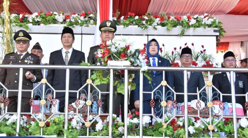 Ketua DPRD Barito Utara, Hj Mery Rukaini, beserta anggota dewan lainnya, menghadiri upacara peringatan Hari Ulang Tahun (HUT) Ke-79 Bhayangkara yang dilaksanakan di Arena Tiara Batara Muara Teweh, Selasa (1/7/2025). Foto: Istimewa