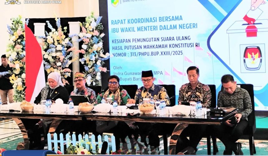 Wakil Ketua I DPRD Barito Utara, H Benny Siswanto dan Wakil Ketua II DPRD, Hj Henny Rosgiaty Rusli, menghadiri Rakoor Kesiapan PSU Pilkada Bersama Wamendagri dan Pemkab Barito Utara yang dilaksanakan di rumah jabatan Bupati, Jumat (18/7/2025). Foto: Istimewa