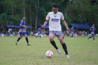 Bupati Banjar Saidi Mansyur tampil di laga persahabatan saat pembukaan Turnamen Sepak Bola Awang Bangkal Barat Cup II 2025 di Lapangan Desa Awang Bangkal Barat, Minggu (28/9/2025). Foto: Istimewa