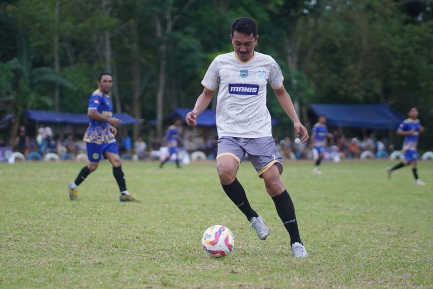 Bupati Banjar Saidi Mansyur tampil di laga persahabatan saat pembukaan Turnamen Sepak Bola Awang Bangkal Barat Cup II 2025 di Lapangan Desa Awang Bangkal Barat, Minggu (28/9/2025). Foto: Istimewa