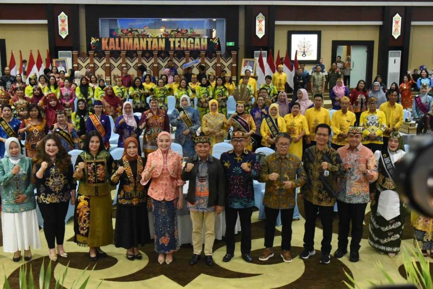 Foto bersama di kegiatan penutupan Apresiasi Bunda PAUD Berprestasi dan Pokja Bunda PAUD Inovatif Tingkat Provinsi 2025 di Aula Jayang Tingang, Kantor Gubernur Kalteng. Foto: Istimewa