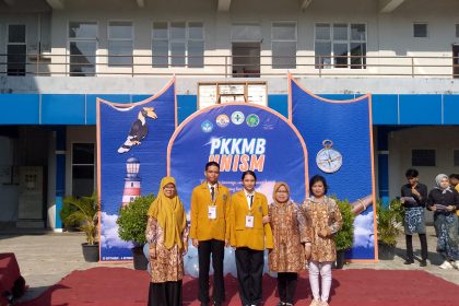 Rektor Universitas Sari Mulia Dr Roro Sri Roro dan Mahasiswa Baru Foto Bersama di halaman kampus UNISM, Banjarmasin, Senin (29/9/2025). Foto: Rifai/lentrakalimantan.com