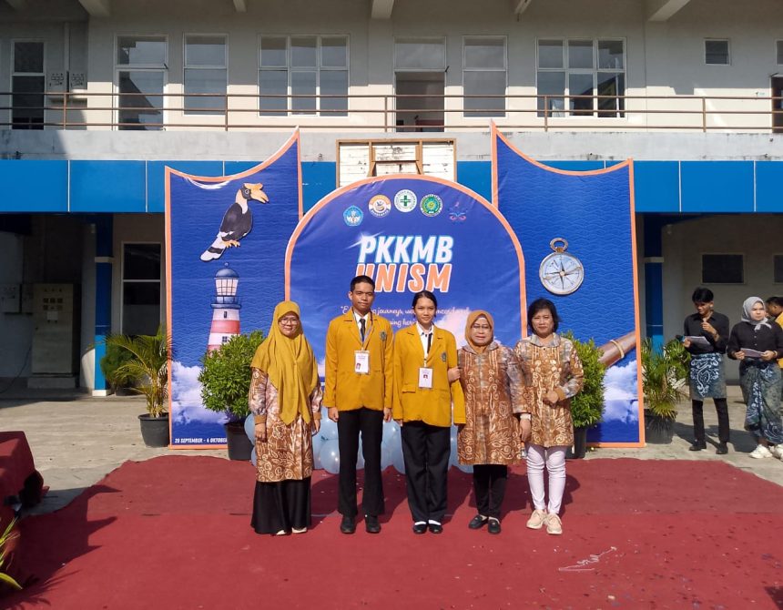 Rektor Universitas Sari Mulia Dr Roro Sri Roro dan Mahasiswa Baru Foto Bersama di halaman kampus UNISM, Banjarmasin, Senin (29/9/2025). Foto: Rifai/lentrakalimantan.com