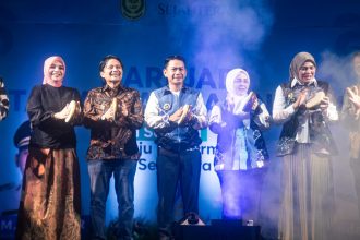 Wakil Gubernur Kalimantan Selatan, Hasnuryadi Sulaiman didampingi istri, drg Ellyana Trisya Hasnuryadi, menghadiri acara Kick Off Hari Jadi ke-499 Kota Banjarmasin yang digelar di Halaman Balai Kota Banjarmasin, Selasa (2/9) malam.Foto : M. Rezky Maulidja