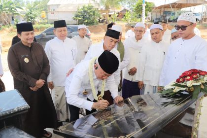 Gubernur Kalsel, H. Muhidin didampingi Wakil Gubernur Kalsel, H. Hasnuryadi Sulaiman meresmikan dua masjid besar di Kabupaten Tanah Laut, Rabu (3/9/2025) pagi.Foto : Yusnadian Noor