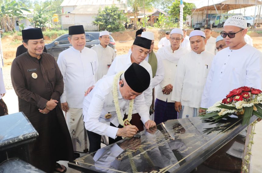 Gubernur Kalsel, H. Muhidin didampingi Wakil Gubernur Kalsel, H. Hasnuryadi Sulaiman meresmikan dua masjid besar di Kabupaten Tanah Laut, Rabu (3/9/2025) pagi.Foto : Yusnadian Noor