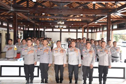 Kapolres Tanah Laut (Tala) AKBP Ricky Boy Siallagan, S.I.K., M.I.K., menyambut langsung kunjungan kerja Direktur Binmas Polda Kalimantan Selatan Kombes Pol Sri Damar Alam, S.I.K., S.H., dalam rangka pelaksanaan Workshop bersama para Bhabinkamtibmas Polres Tanah Laut (Poto Humas Polres Tala)