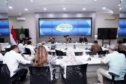 Rapat ini turut dihadiri oleh Wakil Menteri ATR/Wakil Kepala BPN, Ossy Dermawan, sejumlah Pejabat Pimpinan Tinggi Madya dan Pratama di lingkungan Kementerian ATR/BPN; lalu Tenaga Ahli Tim Teknis Stranas PK, Muhammad Isro, serta Pengolah Data dan Informasi Stranas PK, Agung.