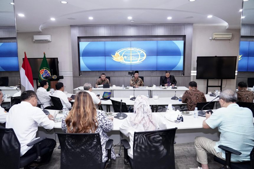 Rapat ini turut dihadiri oleh Wakil Menteri ATR/Wakil Kepala BPN, Ossy Dermawan, sejumlah Pejabat Pimpinan Tinggi Madya dan Pratama di lingkungan Kementerian ATR/BPN; lalu Tenaga Ahli Tim Teknis Stranas PK, Muhammad Isro, serta Pengolah Data dan Informasi Stranas PK, Agung.