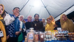 Hasnuryadi Sulaiman beberapa kali berhenti untuk meramaikan dan membeli dagangan para pedagang dan pelaku UMKM, sembari menyempatkan waktu untuk bersua dan berfoto bersama masyarakat