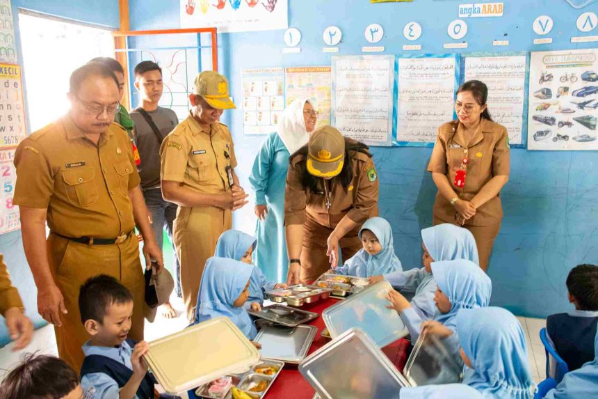 Pemkab Kapuas Tinjau Pelaksanaan Program Makan Bergizi Gratis di Sekolah