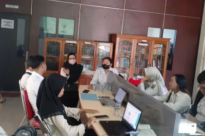 Disarpustaka Kapuas Dampingi Perangkat Desa dan Sekolah Gunakan Aplikasi SRIKANDI