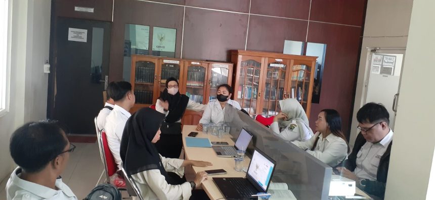 Disarpustaka Kapuas Dampingi Perangkat Desa dan Sekolah Gunakan Aplikasi SRIKANDI