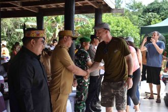 Wabup Kapuas Sambut Wisatawan Asal Amerika dan Australia di Rumah Betang Manggatang Utus