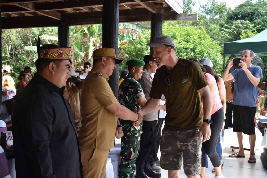 Wabup Kapuas Sambut Wisatawan Asal Amerika dan Australia di Rumah Betang Manggatang Utus