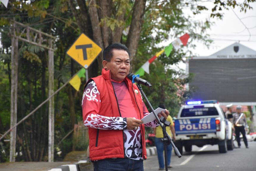 Bupati Kapuas Lepas Lomba Gerak Jalan Peringatan Hari Pramuka dan HUT RI ke-80