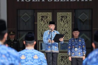 Sekretaris Daerah Barito Kuala, H. Zulkipli Yadi Noor, bertindak sebagai pembina upacara, melaksanakan upacara peringatan Hari Kesaktian Pancasila tahun 2025 di halaman Kantor Bupati Barito Kuala, Rabu (01/10/2025).