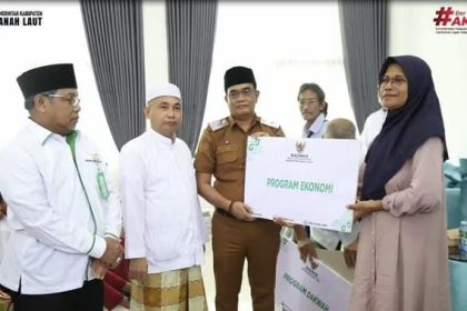 Sekda Tala Serahkan Bantuan Baznas. ( Dok Prokopim Tala )